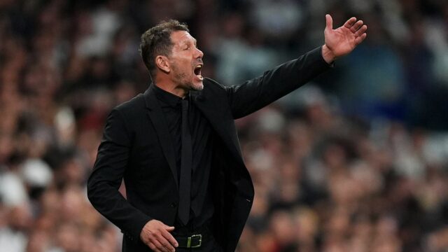Diego Simeone opäť dokazuje, prečo je mužom, ktorého by mali Diego Simeone, hlavný tréner Atletica de Madrid, reaguje počas zápasu La Liga EA Sports medzi Real Madrid CF a Atletico de Madrid na Estadio Santiago Bernabeu 22. marca 2026 v Madride.