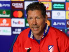 Diego Simeone robí na Arsenal „nátlak“ pred zápasom Atlética Madrid Argentínsky tréner Atlética Madrid Diego Simeone sa zúčastňuje na tlačovej konferencii v predvečer ich semifinálového prvého zápasu futbalovej Ligy majstrov UEFA proti Arsenalu na štadióne Metropolitano v Madride 28. apríla 2026. (Foto: Pierre-Philippe MARCOU/AFP cez Getty Images)