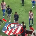 Ostatní hráči sa vyhýbali znaku Atlética Madrid, ale Ben White prešiel rovno cez neho
