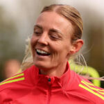 Sophie Ingle v modrých dresoch Chelsea, ktorá v roku 2012 bežala s Jill Scott z Evertonu