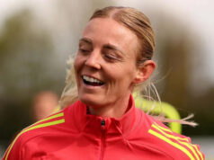 Dievča z Barry, ktoré vyrástlo na svetovú triedu Sophie Ingle v modrých dresoch Chelsea, ktorá v roku 2012 bežala s Jill Scott z Evertonu