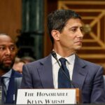 Legenda NFL Larry Fitzgerald (vľavo) bizarne sedel za Kevinom Warshom na jeho vypočutí v Senáte