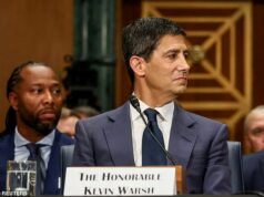 Diváci zostali ohromení po tom, čo na svojom potvrdzovacom vypočutí zbadali legendu NFL Larryho Fitzgeralda za Kevinom Warshom Legenda NFL Larry Fitzgerald (vľavo) bizarne sedel za Kevinom Warshom na jeho vypočutí v Senáte