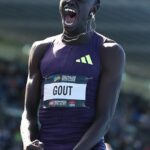 Gout Gout oslavuje po prekonaní austrálskeho rekordu časom 19,67 sekundy, keď v nedeľu v Sydney vyhral národný titul na 200 m.