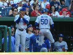 Dodgers SS Mookie Betts (vzadu) sa chystá podstúpiť vyšetrenie magnetickou rezonanciou MLB: Los Angeles Dodgers na Washington Nationals