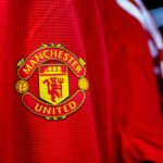 Detailný pohľad na odznak Manchester United na tričku v šatni Manchester United pred zápasom Premier League medzi Manchester United FC a Liverpool FC na Old Trafford
