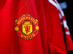 Domáca súprava Man Utd 2026/27 „unikla“, keď Adidas oživil retro dizajn klasickým šmrncom Detailný pohľad na odznak Manchester United na tričku v šatni Manchester United pred zápasom Premier League medzi Manchester United FC a Liverpool FC na Old Trafford