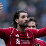 MANCHESTER, ANGLICKO - 4. apríla: Dominik Szoboszlai z Liverpoolu pokrčil plecami smerom k fanúšikom po štvrťfinálovom zápase FA Cupu Emirates medzi Manchestrom City a Liverpoolom na Etihad Stadium 4. apríla 2026 v anglickom Manchestri. (Foto: Simon Stacpoole/Offsajd/Offsajd cez Getty Images)