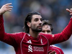 Dominik Szoboszlai kritizoval fanúšikov Liverpoolu za správanie po výprasku v Man City MANCHESTER, ANGLICKO - 4. apríla: Dominik Szoboszlai z Liverpoolu pokrčil plecami smerom k fanúšikom po štvrťfinálovom zápase FA Cupu Emirates medzi Manchestrom City a Liverpoolom na Etihad Stadium 4. apríla 2026 v anglickom Manchestri. (Foto: Simon Stacpoole/Offsajd/Offsajd cez Getty Images)