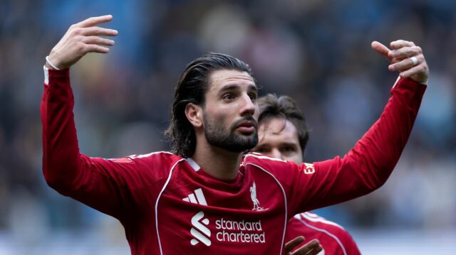 MANCHESTER, ANGLICKO - 4. apríla: Dominik Szoboszlai z Liverpoolu pokrčil plecami smerom k fanúšikom po štvrťfinálovom zápase FA Cupu Emirates medzi Manchestrom City a Liverpoolom na Etihad Stadium 4. apríla 2026 v anglickom Manchestri. (Foto: Simon Stacpoole/Offsajd/Offsajd cez Getty Images)