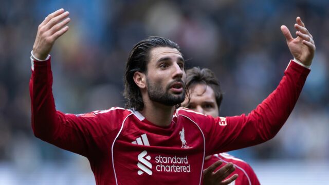 Dominik Szoboszlai z Liverpoolu reaguje na burcujúcich fanúšikov