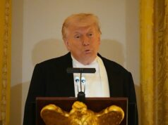 Donald Trump prerušil svoj prejav ku kráľovi Charlesovi, aby pochválil „nepremožiteľného“ Roryho McIlroya ako šampióna Masters a manželky Ericy Stollovej na okázalej štátnej večeri v Bielom dome. Donald Trump prerušil svoj prejav počas utorňajšej štátnej večere, aby ocenil golfistu Roryho McIlroya za jeho posledný triumf na Masters.