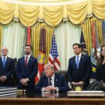 Donald Trump v oválnej pracovni