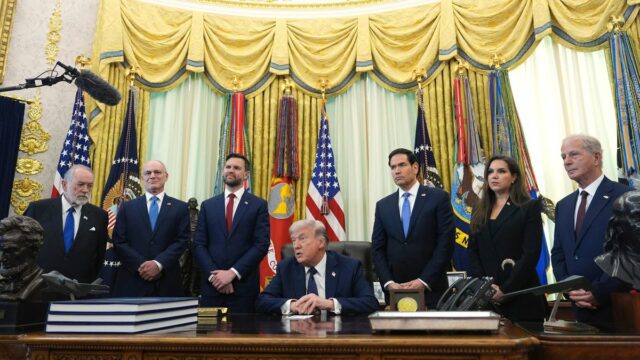 Donald Trump v oválnej pracovni