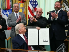 Donald Trump splnil žiadosť Joea Rogana o psychedelické drogy a podpísal výkonný príkaz Yahoo news home