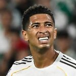 Anglický stredopoliar Realu Madrid #05 Jude Bellingham reaguje počas futbalového zápasu španielskej ligy medzi Realom Betis a Real Madrid CF na štadióne La Cartuja v Seville