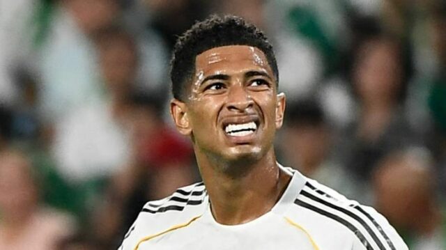 Anglický stredopoliar Realu Madrid #05 Jude Bellingham reaguje počas futbalového zápasu španielskej ligy medzi Realom Betis a Real Madrid CF na štadióne La Cartuja v Seville