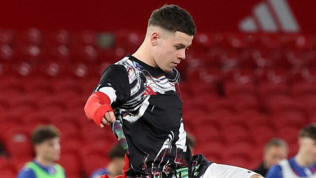 Kai Rooney z Manchestru United sa zahrieva počas štvrťfinále Fa Youth Cupu medzi Manchester United U18 a Sunderland U18 na Old Trafford 18. marca 2026 v Manchestri v Anglicku. 