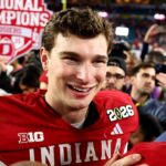 Draft č. 1 NFL Fernando Mendoza oslavuje s rodinou doma