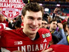 Draft č. 1 NFL Fernando Mendoza oslavuje s rodinou doma Draft č. 1 NFL Fernando Mendoza oslavuje s rodinou doma