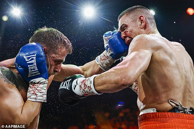 Dráma pri víťazstve Tima Tszyua v boxe, keď je zle Tim Tszyu (vpravo) prekonal hlbokú reznú ranu pod ľavým okom a v nedeľu ľahko získal jednohlasné bodové víťazstvo nad Denisom Nurjom (vľavo)