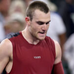 Draper vypadol z French Open so zranením kolena