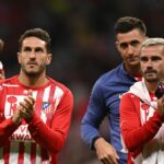 Antoine Griezmann (vpravo) a Koke z Atlética Madrid sa zúfalo snažia ísť von s ranou