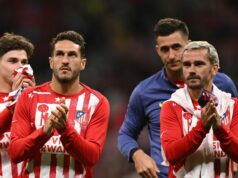 Dve hviezdy Atlética Madrid „extra motivované“ zničiť Arsenalu sen o Lige majstrov Antoine Griezmann (vpravo) a Koke z Atlética Madrid sa zúfalo snažia ísť von s ranou
