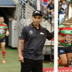 Nathan Merritt zvoní na Legacy Bell v emotívnych veľkopiatkových scénach, keď fanúšikovia Rabbitohs uctievajú klubovú legendu