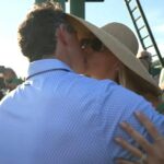 Rory McIlroy po víťazstve na Masters 2026 bozkáva a objíma svoju manželku Ericu Stollovú