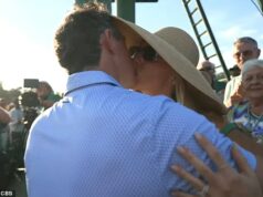 Emocionálny víťaz Masters Rory McIlroy sa opäť stretáva s manželkou Ericou a dcérou Poppy po tom, čo si vybojoval historickú druhú zelenú bundu Rory McIlroy po víťazstve na Masters 2026 bozkáva a objíma svoju manželku Ericu Stollovú