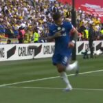 Enzo Fernandez oslavuje gól za Chelsea proti Leedsu United