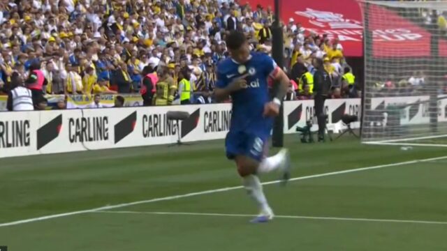 Enzo Fernandez oslavuje gól za Chelsea proti Leedsu United