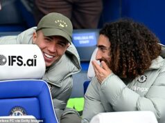 Enzo Fernandez má zákaz sledovania po tom, čo Liam Rosenior dostal dištanc na dva zápasy za hviezdu Chelsea pre komentáre Realu Madrid Enzo Fernandez, vľavo, začal klub uložený dvojzápasový trest, keď Chelsea hostila Port Vale