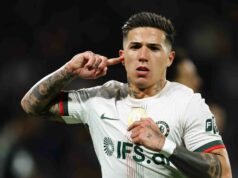 Enzo Fernandez prestupový zvrat do Chelsea ako „zvažujúca“ hviezda rivala Premier League Enzo Fernandez oslavuje