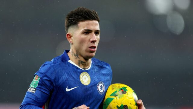 Enzo Fernandez sa ospravedlnil, ale vynechá zápas Manchestru City, hovorí šéf Chelsea Liam Rosenior
