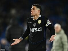 Enzo Fernandez sa postavil nahnevaným fanúšikom Chelsea po 3:0 proti Brightonu Enzo Fernandez reagoval na fanúšikov Chelsea po ich prehre 3:0 s Brightonom