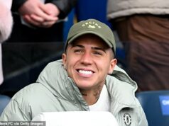 Enzo Fernandez vedie čisté rozhovory s Chelsea po flirtovaní s Realom Madrid – ako hviezda rebelov si odpykáva zákaz na dva zápasy, ktorý udelil Liam Rosenior Enzo Fernandez viedol jasné rozhovory s Chelsea po jeho vyjadreniach počas reprezentačnej prestávky