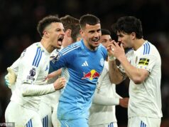 Erling Haaland, narodený v Leedse, oslavuje víťazstvo klubu z detstva nad hlavným rivalom Manchestrom United po tom, čo tím Daniela Farkeho urobil obrovský krok smerom k prežitiu v Premier League prvým víťazstvom na Old Trafford za 45 ROKOV. Erling Haaland oslavoval mamutie víťazstvo Leedsu nad Manchestrom United