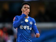 Estevao Willian posiela Chelsea nový odkaz po tom, čo Liam Rosenior jasne vyjadril svoje pocity Estevao gestikuluje