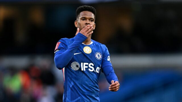 Estevao Willian posiela Chelsea nový odkaz po tom, čo Liam Estevao gestikuluje