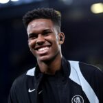 Estevao z Chelsea prichádza na štadión pred zápasom 16. kola 2025/26 Ligy majstrov UEFA medzi Chelsea FC a Paris Saint-Germain FC na Stamford Bridge 17. marca 2026 v Londýne v Anglicku.