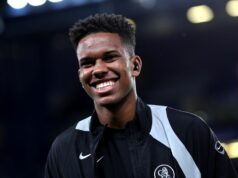 Estevao Willian posiela Liamovi Roseniorovi dokonalý odkaz Chelsea, ktorý vydesí Pepa Guardiolu Estevao z Chelsea prichádza na štadión pred zápasom 16. kola 2025/26 Ligy majstrov UEFA medzi Chelsea FC a Paris Saint-Germain FC na Stamford Bridge 17. marca 2026 v Londýne v Anglicku.