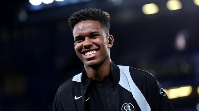 Estevao Willian posiela Liamovi Roseniorovi dokonalý odkaz Chelsea, ktorý vydesí Estevao z Chelsea prichádza na štadión pred zápasom 16. kola 2025/26 Ligy majstrov UEFA medzi Chelsea FC a Paris Saint-Germain FC na Stamford Bridge 17. marca 2026 v Londýne v Anglicku.