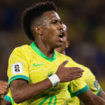 Davide Ancelotti, asistent manažéra Realu Madrid, hovorí s Carlom Ancelottim, manažérom Realu Madrid