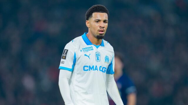 Ethan Nwaneri z Olympique de Marseille sa pozerá na zápas Ligue 1 McDonald's medzi Paris Saint-Germain FC a Olympique de Marseille v Parc des Princes