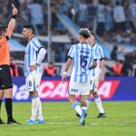 AVELLANEDA, ARGENTINA - 12. apríla: Rozhodca Sebastian Zunino ukázal červenú kartu Marcosovi Rojovi z Racing Clubu počas zápasu Torneo Apertura 2026 medzi Racing Club a River Plate na štadióne Presidente Peron 12. apríla 2026 v Avellanede v Argentíne. (Foto: Rodrigo Valle/Getty Images)