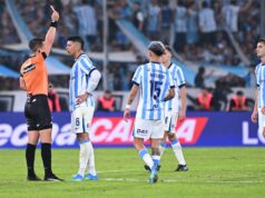 Ex-Man Utd hviezda dostal zákaz po fackovaní súpera a škaredej zrážke s rozhodcom AVELLANEDA, ARGENTINA - 12. apríla: Rozhodca Sebastian Zunino ukázal červenú kartu Marcosovi Rojovi z Racing Clubu počas zápasu Torneo Apertura 2026 medzi Racing Club a River Plate na štadióne Presidente Peron 12. apríla 2026 v Avellanede v Argentíne. (Foto: Rodrigo Valle/Getty Images)