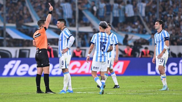 AVELLANEDA, ARGENTINA - 12. apríla: Rozhodca Sebastian Zunino ukázal červenú kartu Marcosovi Rojovi z Racing Clubu počas zápasu Torneo Apertura 2026 medzi Racing Club a River Plate na štadióne Presidente Peron 12. apríla 2026 v Avellanede v Argentíne. (Foto: Rodrigo Valle/Getty Images)