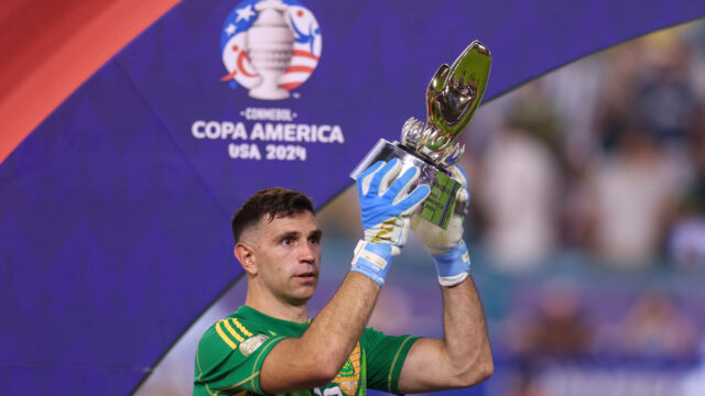 FA oficiálne uvádza dôvod suspendácie Lisandra Martineza
